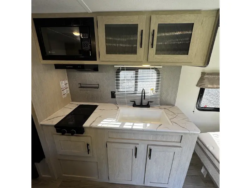 2025 SHASTA COMPACT 18FQ