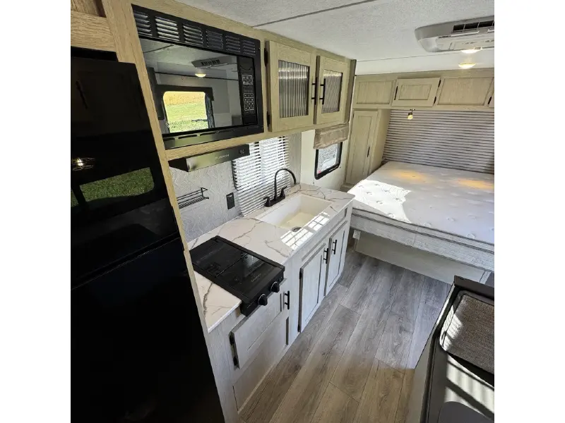 2025 SHASTA COMPACT 18FQ