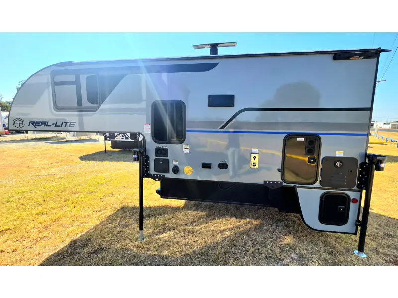 2027 Forest River Palomino Real Lite HS-1806
