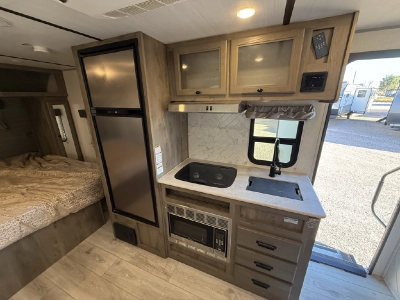 2022 FOREST RIVER SURVEYOR LEGEND 19RBLE