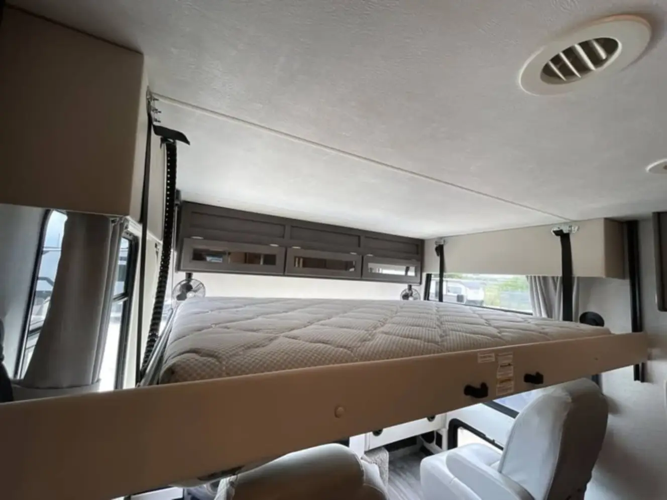 Used 2023 Thor Motor Coach Luminate Cc35 in Helotes, TX - 5042131537 ...